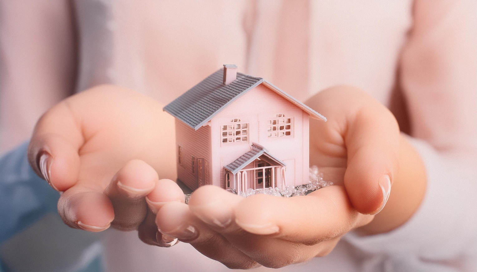 손에 들려있는 통장과 집 미니어처